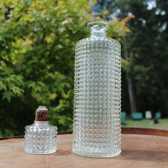Vintage Diamond Point Glass Decanter โ Clear Pressed Glass with Stopper โ 11.75" - Picture 2 of 10